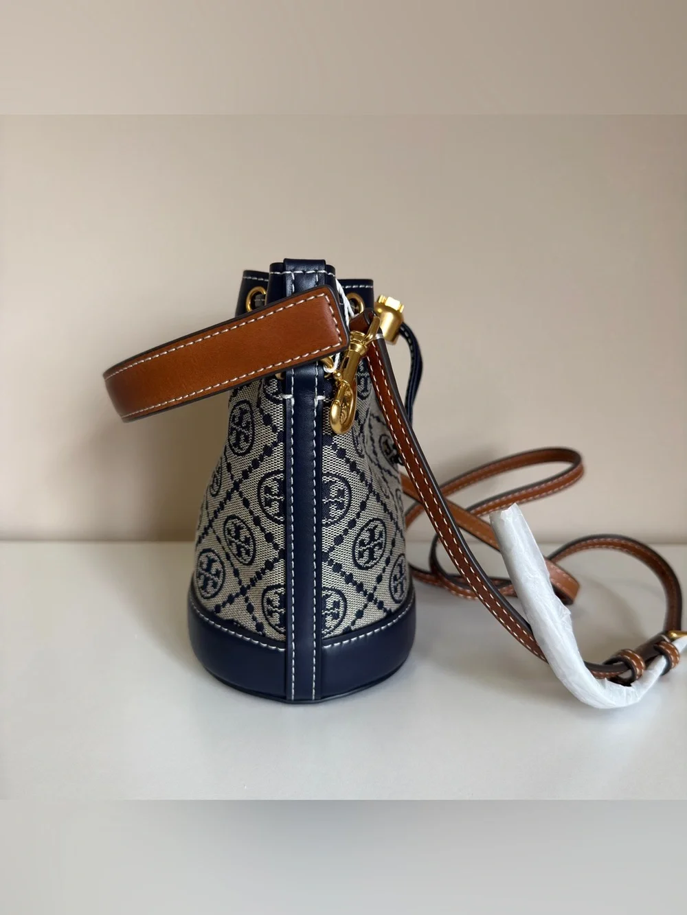 Tory Burch T MONOGRAM MINI BUCKET BAG